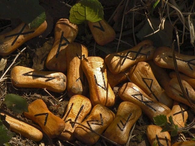 Mehr über den Artikel erfahren Runenorakel – Nach ihrem Wunsch