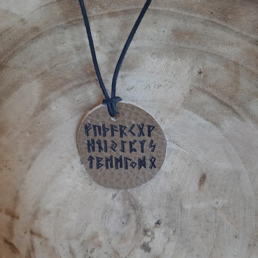 Lederanhänger mit Gravur Futhark