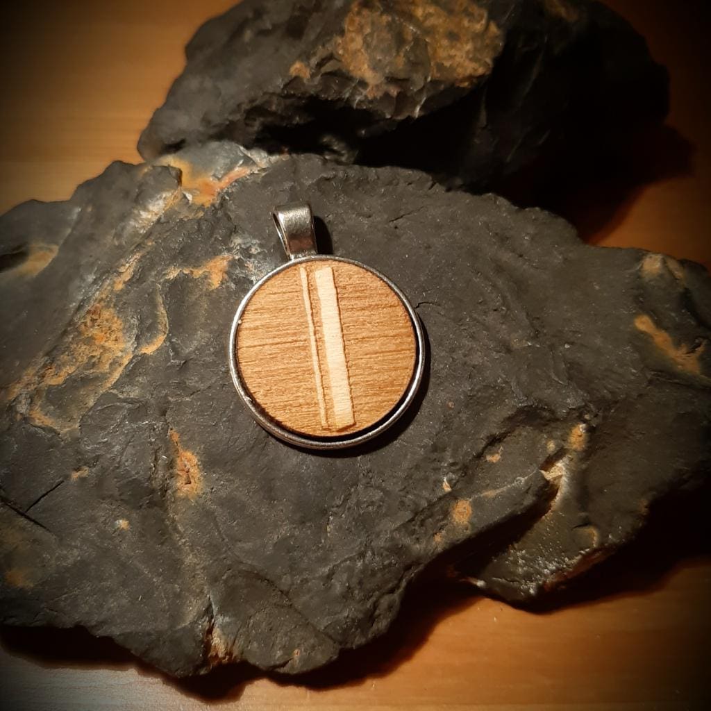Holzschmuck Anhänger mit Rune Isa Gravur