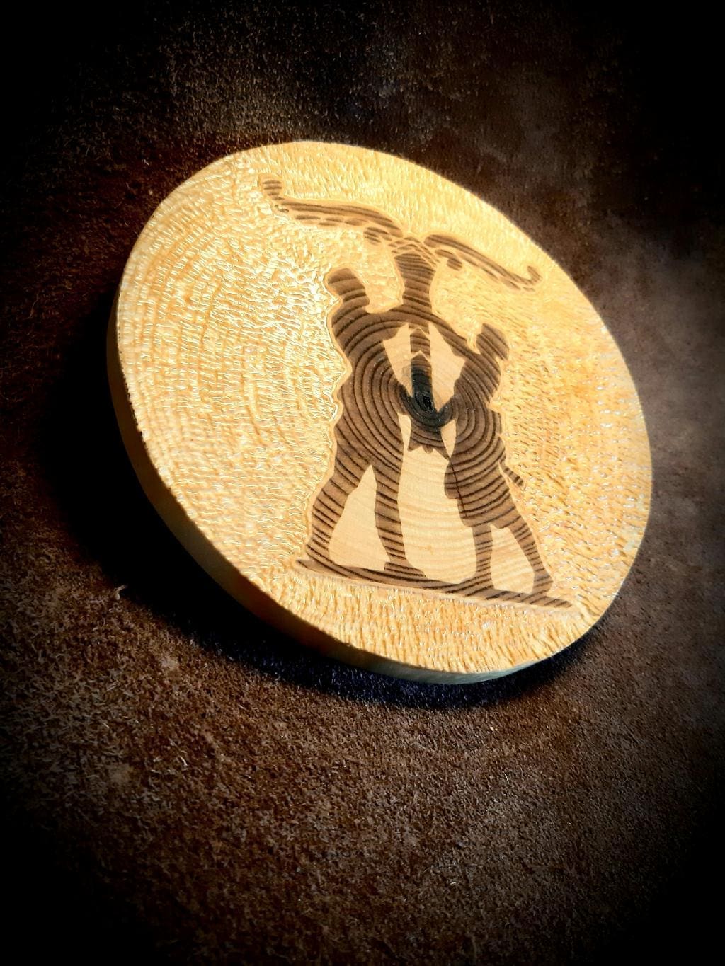 Baumscheibe Irminsul mit Paar