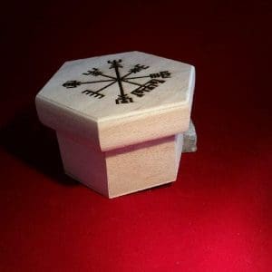 Hexagon-Holzkiste mit Gravur