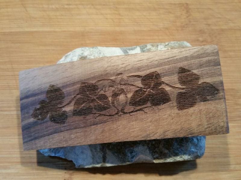 Holz-Haarspange mit Efeu
