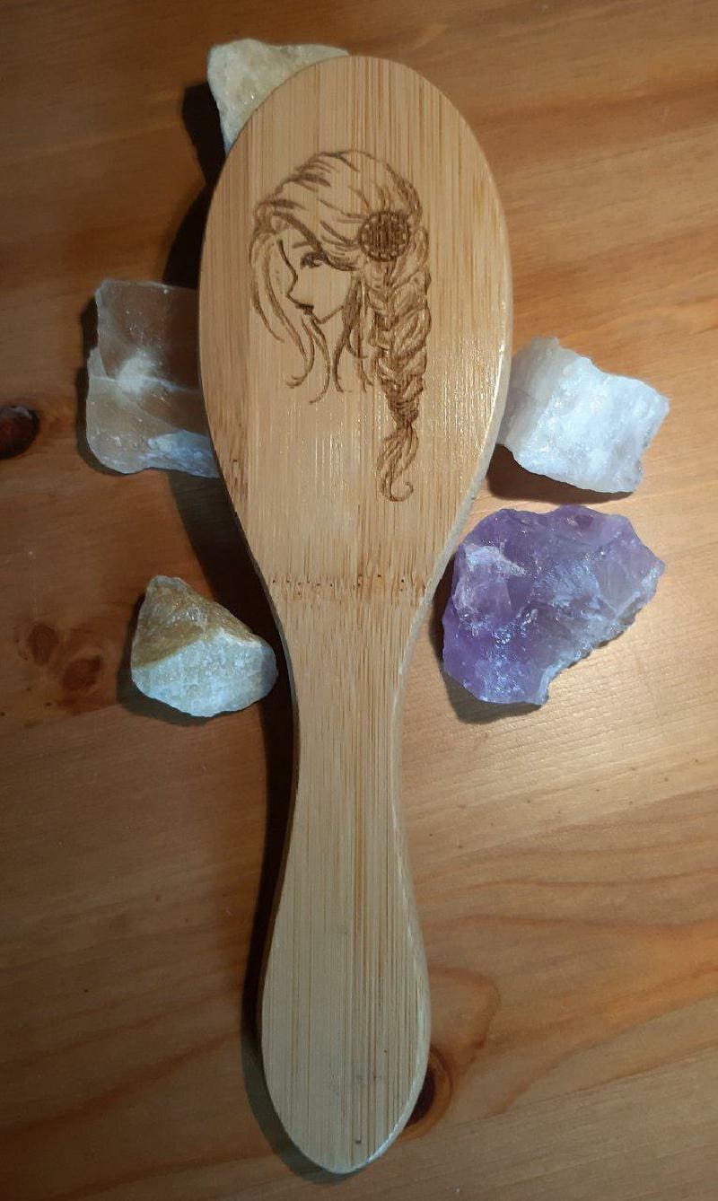 Haarbürste mit Mädchenkopf