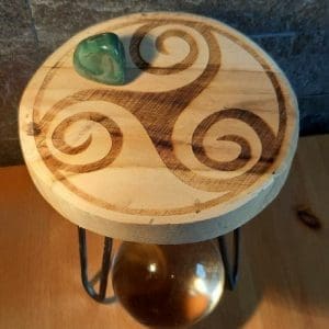 Blumenhocker Triskele aus Holz
