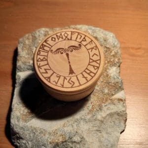 Holzdose Runenkreis mit Drehverschluss