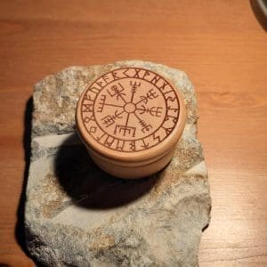 Holzdose Runenkreis mit Drehverschluss
