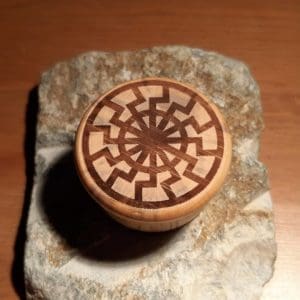 Holzdose Schwarze Sonne mit Drehverschluss