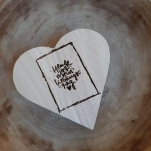 Herz-Holzkiste mit Magnetverschluss Lieblingstag