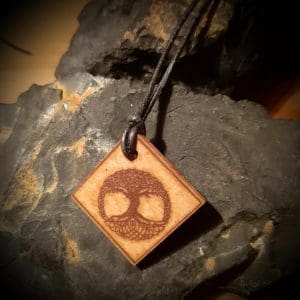Holzschmuck Anhänger mit Lebensbaum Gravur in Viereck-Form