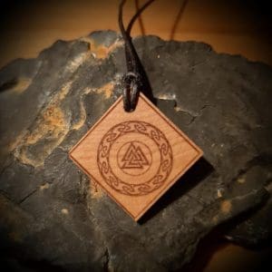 Holzschmuck Anhänger mit Runenkreis Gravur in Viereck-Form