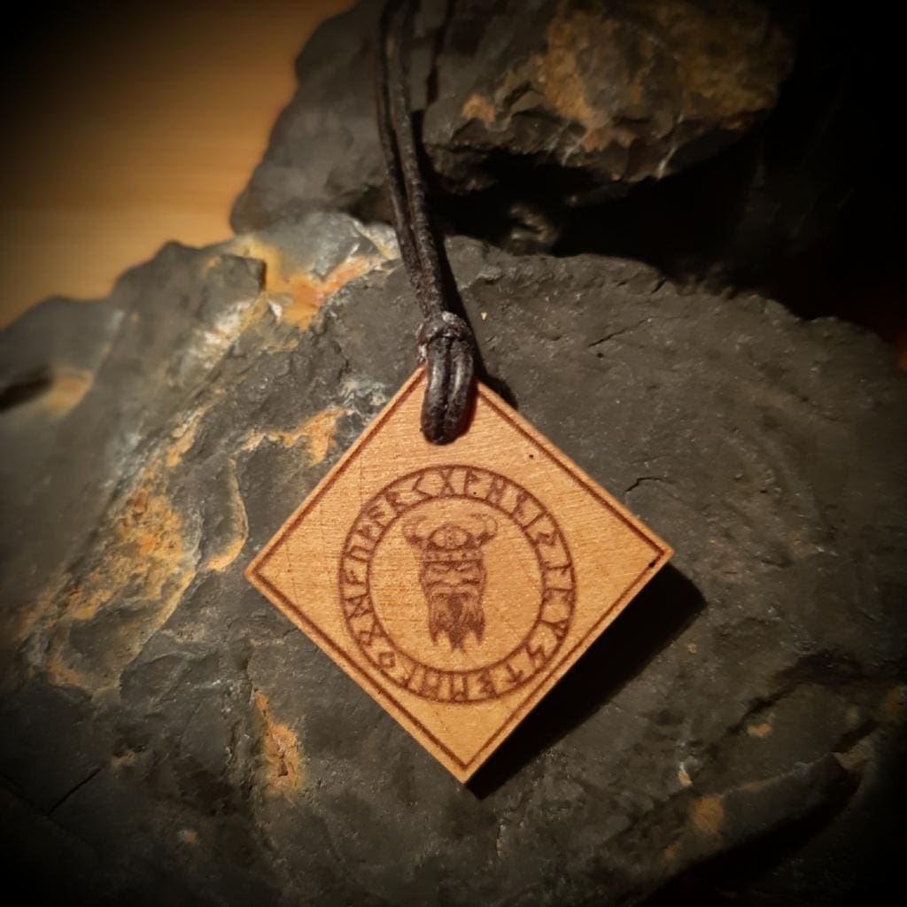 Holzschmuck Anhänger mit Runenkreis Gravur in Viereck-Form