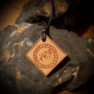 Holzschmuck Anhänger mit Runenkreis Gravur in Viereck-Form