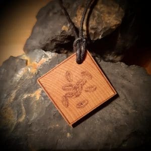 Holzschmuck Anhänger mit Runensteine Gravur in Viereck-Form