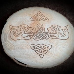 Baumscheibe mit Keltischen Symbol