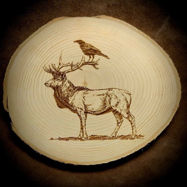 Baumscheibe mit Hirsch und Rabe