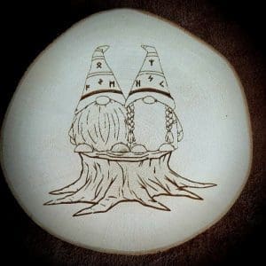 Baumscheibe „Wichtelpaar mit Baumstamm“