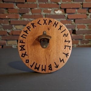 Wandflaschenöffner aus Eichenholz mit nordischer Gravur