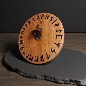 Wandflaschenöffner aus Eichenholz mit nordischer Gravur